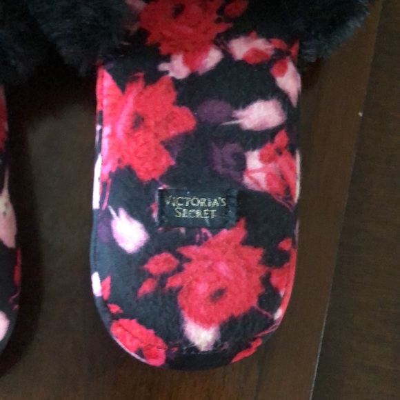 Women’s size medium Victoria’s Secret Black Floral Satin Fur Slippers - Picture 5 of 11